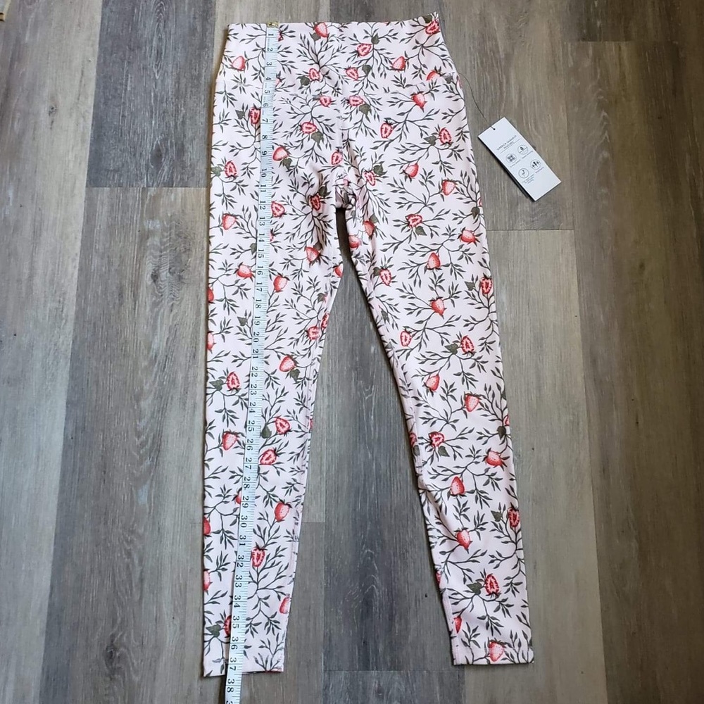 NWT GLYDER SULTRY LEGGING PRINT STRAWBERRY VINES. - Picture 7 of 10